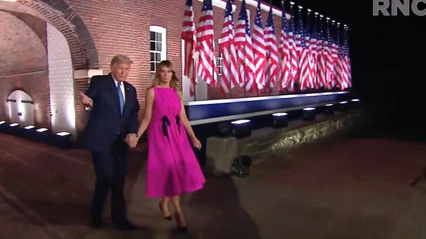 Schleifen? Melania Trump verwirrt mit ihrem Kleid die Fans