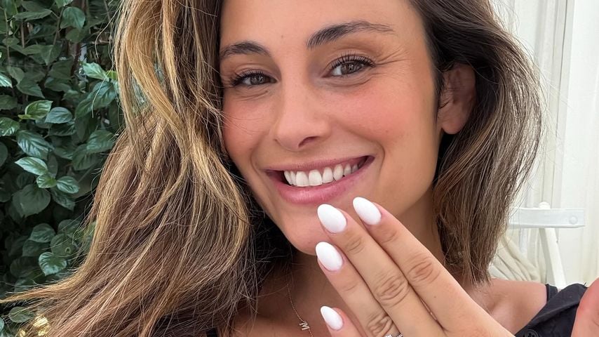 Melissa Deines zeigt ihren Verlobungsring