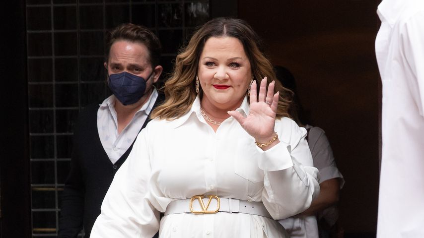 Melissa McCarthy winkt den Paparazzi zu, Juni 2022
