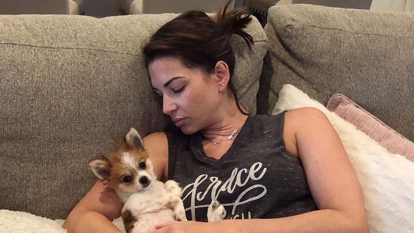 Melissa Rycroft kuschelt mit ihrem Hund