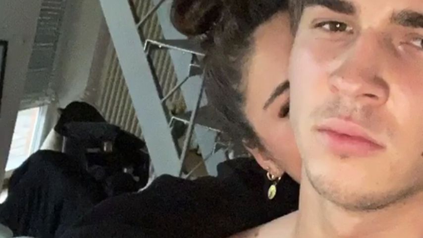 Paarbeweis? Melissa und Richard kuscheln zusammen im Netz