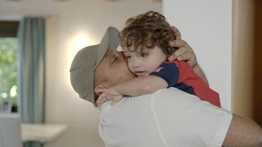 Menowin Fröhlich mit seinem Sohn Djievess in "Menowin – Mein Dämon und ich"