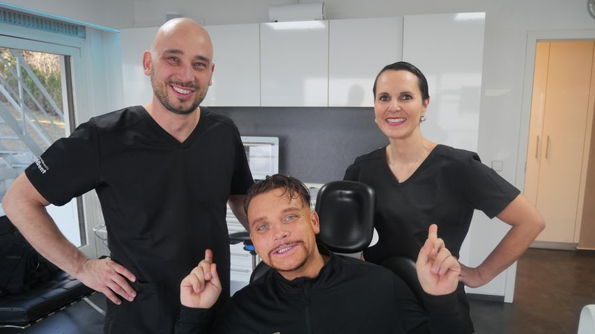 Menowin Fröhlich mit seinen Zahnärzten, 2025