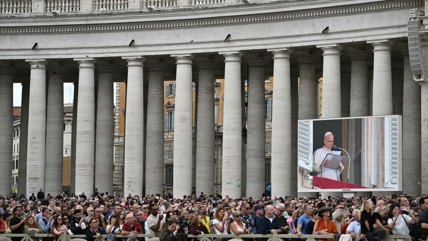 Papst Leo XIV. spricht das Angelus-Gebet auf dem Petersplatz nach seiner Rückkehr in den Vatikan nach einer Lungen-OP