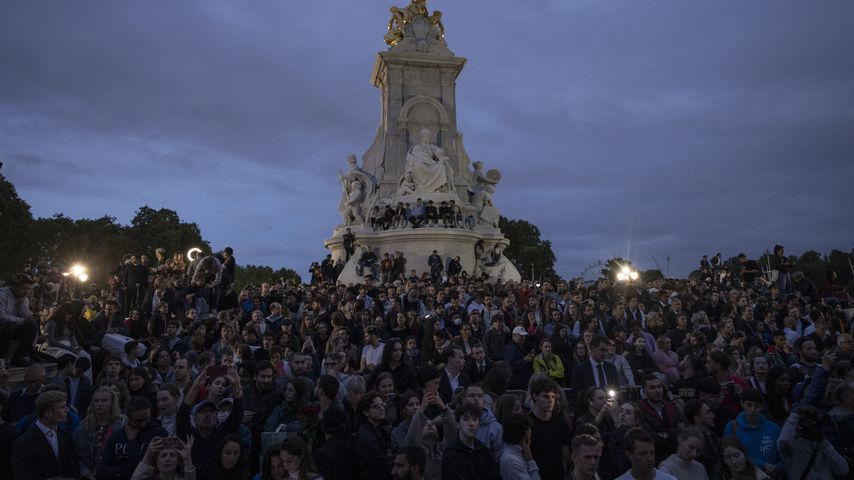 Menschen nach dem Tod der Queen vor dem Buckingham Palace
