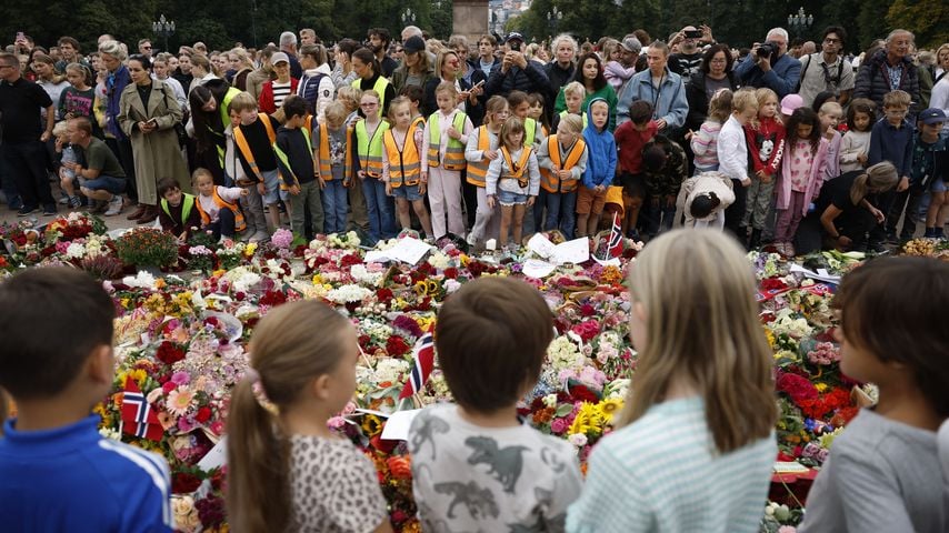 Vor Palast: Blumenmeer und Tränen nach König Haralds Tod