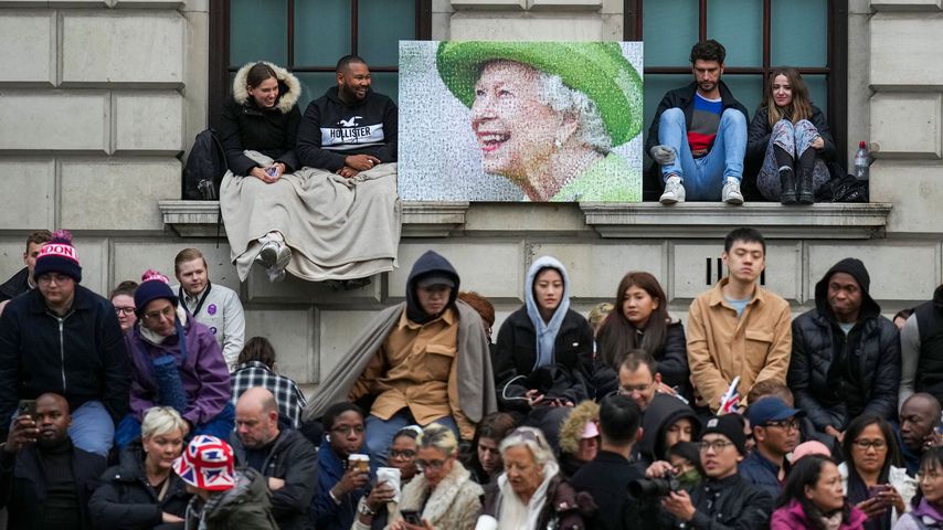 Menschen in London vor der Beerdigung von Queen Elizabeth II.