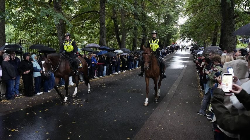 Trauernde vor dem Königspalast in Oslo warten auf die Überführung des verstorbenen Königs Harald vom Nationalkrankenhaus