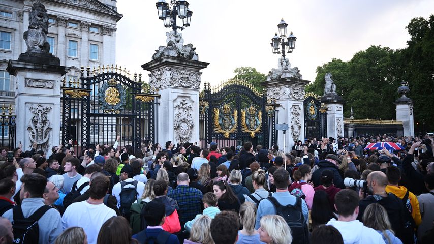 Eine Menschenmenge vor dem Buckingham Palace in London