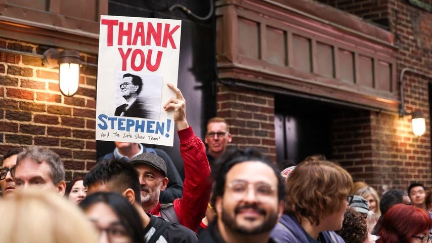 Fans warten vor dem Ed Sullivan Theater auf Stephen Colbert nach der finalen "The Late Show"-Aufzeichnung in New York