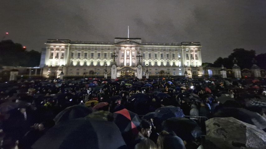 Flagge auf halbmast: Menschenmeer vor Buckingham Palace