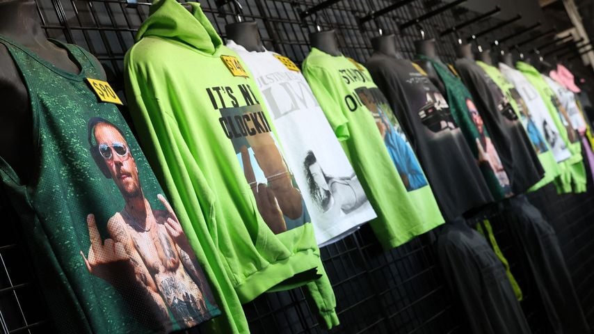 Merchandise im Justin Biebers Store beim Coachella-Festival 2026 in Indio, fotografiert von Valerie Macon