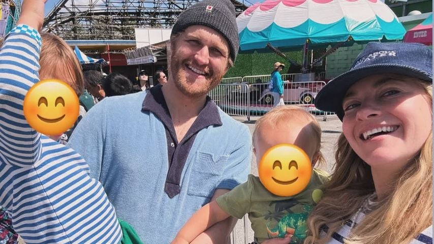 Meredith Hagner und Wyatt Russell mit Boone und Buddy 2025