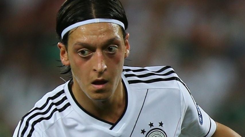 Mega-Sixpack! Mesut Özil zeigt seine Muskeln