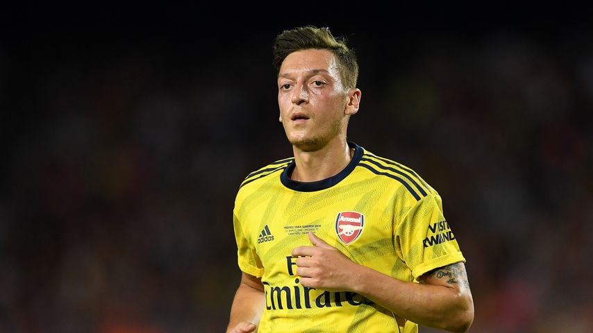 Mit Trage vom Platz getragen: Mesut Özil beim Spiel verletzt