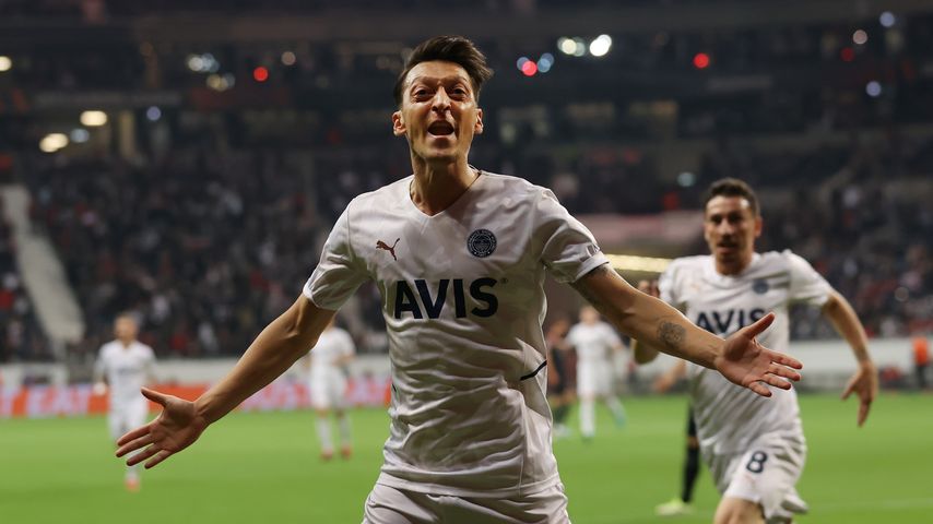 Mesut Özil, Fußballer