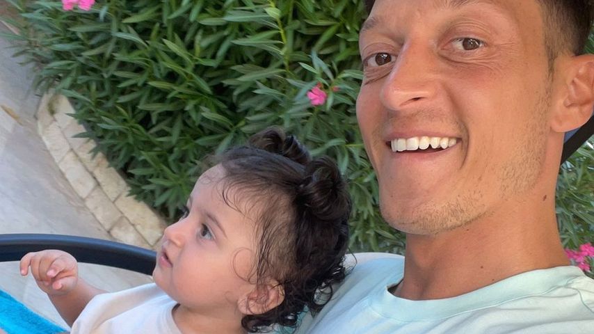 Mesut Özil mit seiner Tochter Eda