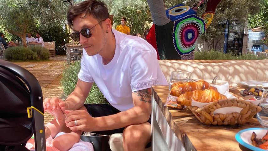 Mesut Özil mit seiner Tochter Eda im August 2020