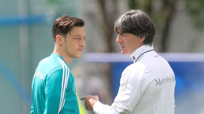 Mesut Özil und Joachim Löw im DFB-Training