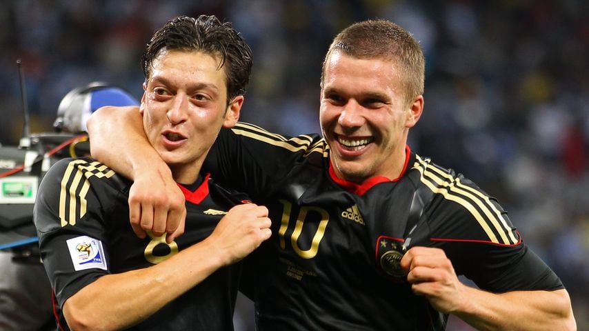 Mesut Özil und Lukas Podolski feiern den Viertelfinalsieg bei der WM 2010 in Kapstadt