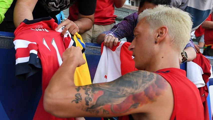 Mega-Umstyling: Mesut Özil färbt sich die Haare platinblond