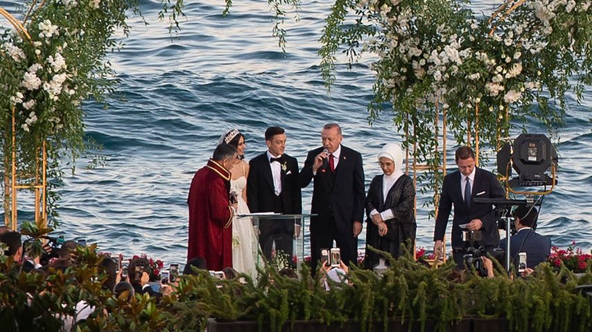 Mesut und Amine Özil mit Recep Tayyip Erdoğan bei ihrer Hochzeit