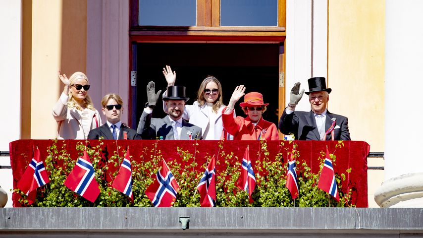 Mette-Marit, Sverre Magnus, Haakon, Ingrid Alexandra, Königin Sonja und König Harald von Norwegen