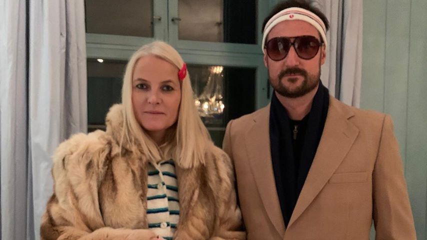 Mette-Marit und Haakon an Halloween 2019 als Filmfiguren Margot und Richie Tenenbaum