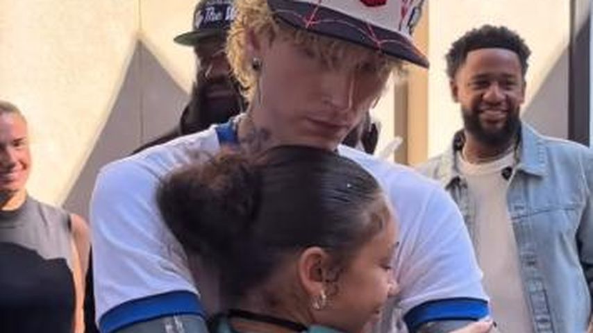 So lieb kuschelt Machine Gun Kelly mit seiner Tochter (15)