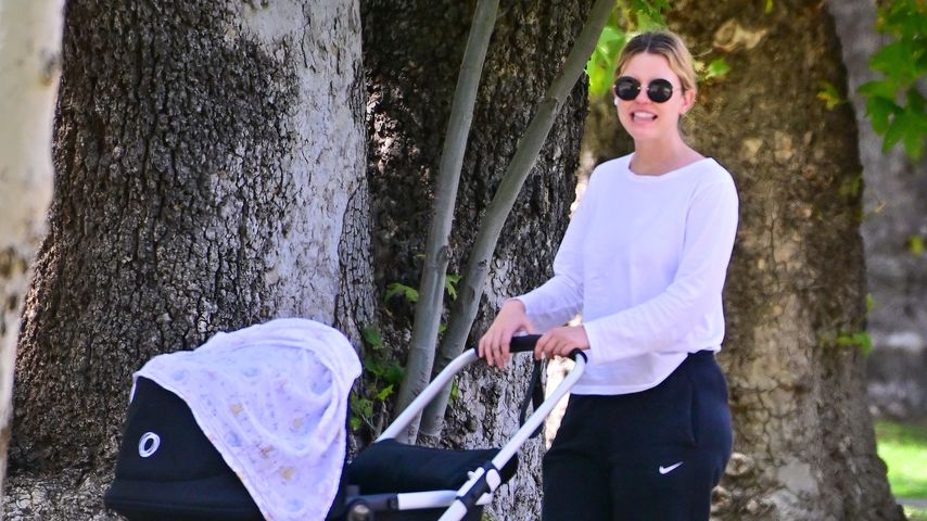 Mama-Alltag: Mia Goth macht einen Spaziergang mit ihrem Baby