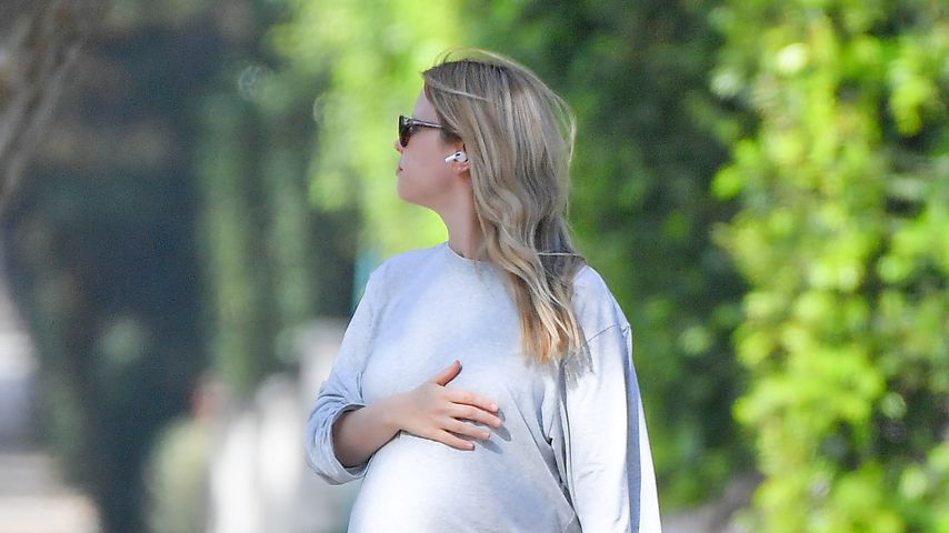 Eindeutiger geht es nicht: Mia Goth streichelt Babybauch