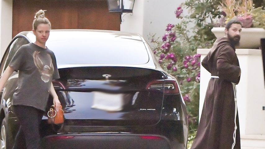 Absurder Look: Shia LaBeouf mit Mia in Mönchskutte unterwegs