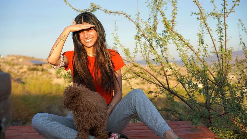 Mia Khalifa mit ihrem Hund
