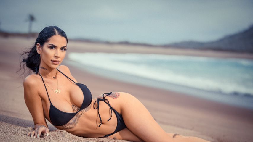 Mia Madisson, Kandidatin in der Reality-TV-Show "Paradise Hotel"