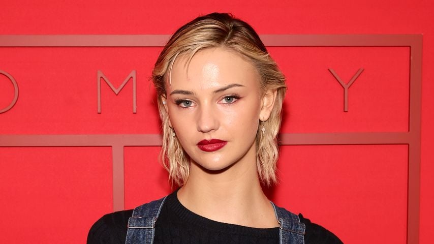 Mia Regan verblüfft mit neuem Look bei London Fashion Week