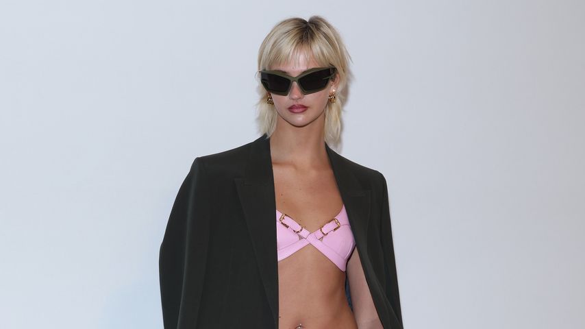 Im rosa Leder-BH: Mia Regan bauchfrei auf der Fashion Week