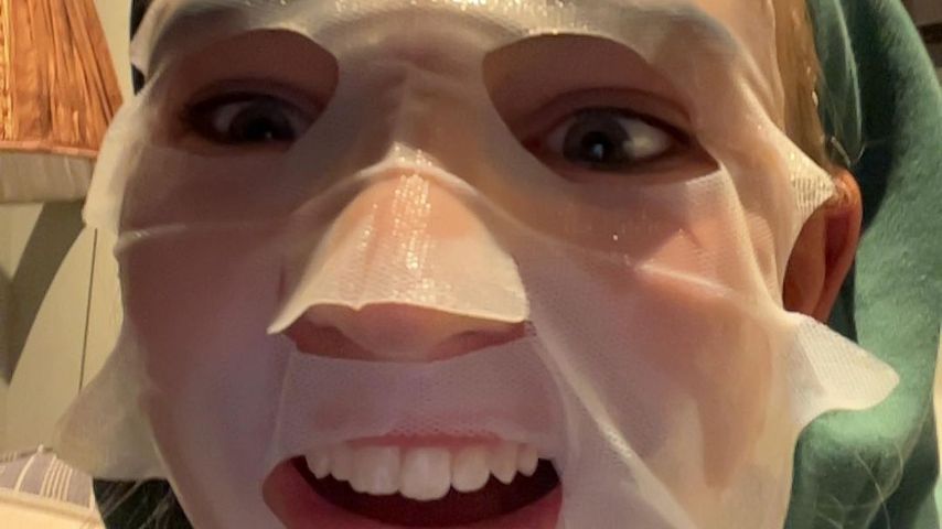Mia Regan mit einer Beauty-Maske