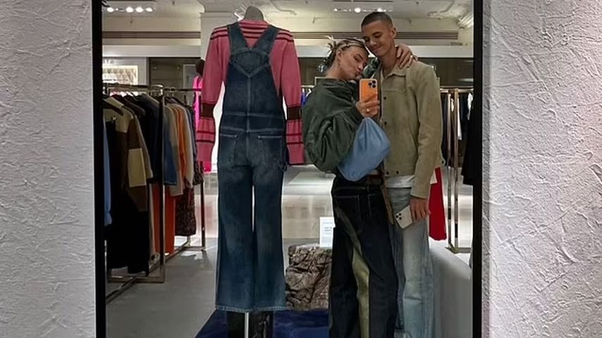 Im Laden von Mama Victoria: Romeo Beckham und Mia turteln