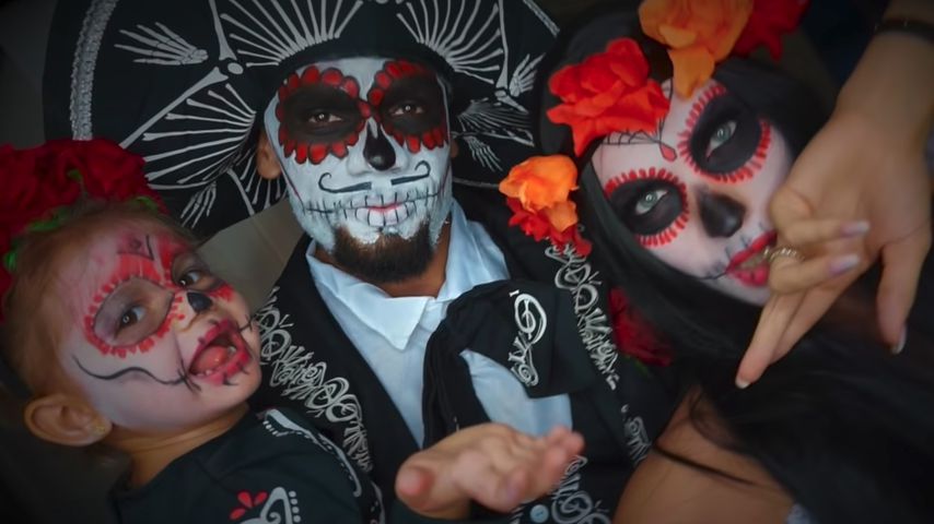 Mia Rose, Dominic und Sarah Harrison an Halloween