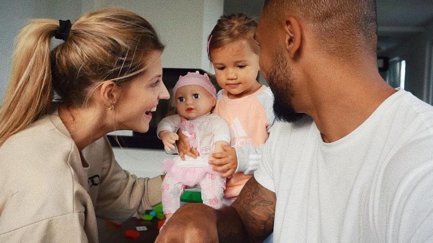 Sarah und Dominic Harrison mit Töchterchen Mia Rose