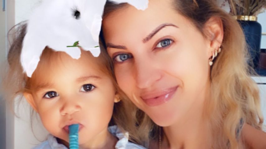 Mia Rose Harrison mit Mama Sarah an Ostern 2020