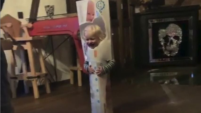 Mia Rose Müller spielt mit Verpackungen