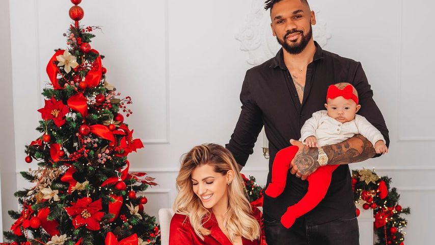 Mia Rose, Sarah, Dominic und Kyla Harrisons Weihnachtsfoto 2020