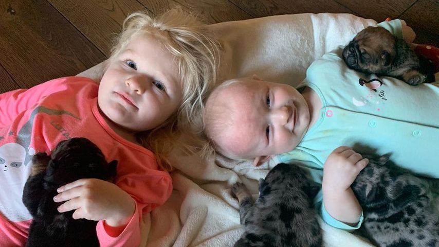 Mia Rose und Matty Müller mit Hundewelpen im Mai 2020