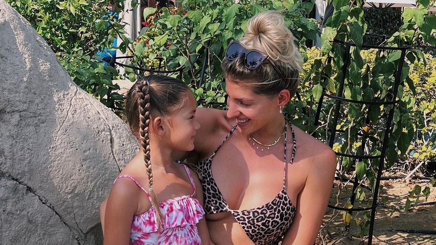 Mia Rose und Sarah Harrison im November 2022