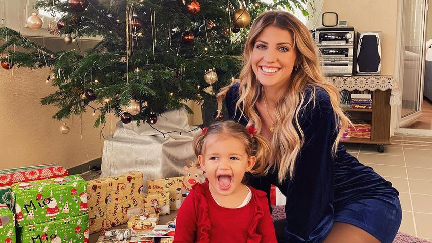 Mia Rose und Sarah Harrison vor dem Weihnachtsbaum