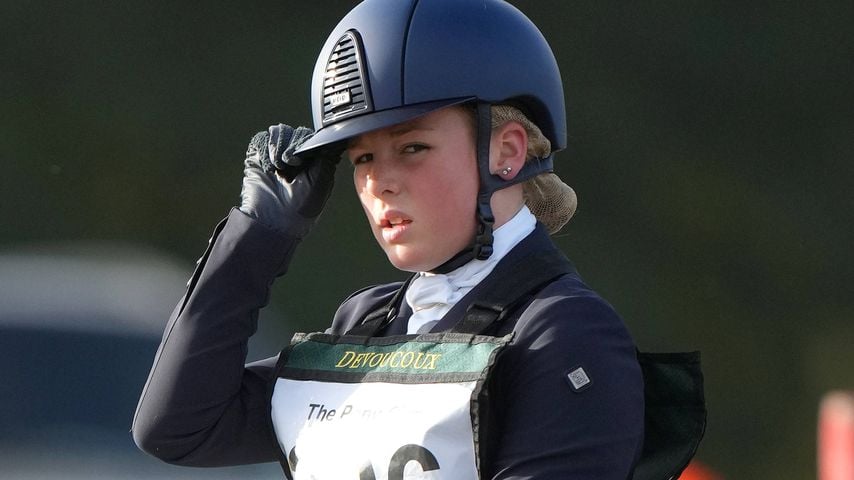 Mia Tindall startet mit Bunny Two Twirls beim Heythrop Pony Club Springen in Blenheim