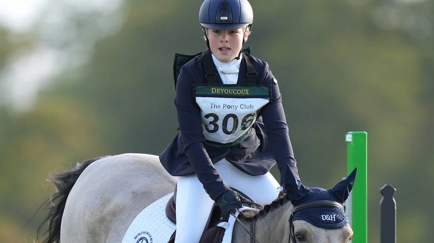Wie Mama Zara: Mia Tindall zeigt ihr Talent im Sattel