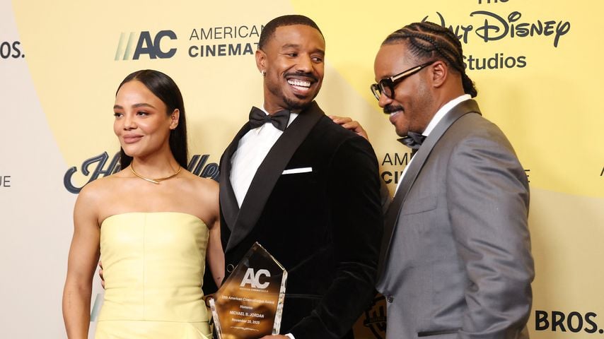 Michael B. Jordan mit seinem Honoree Award neben Tessa Thompson und Ryan Coogler bei den ACA, 2025