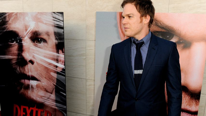 Michael C. Hall vor einem "Dexter"-Plakat